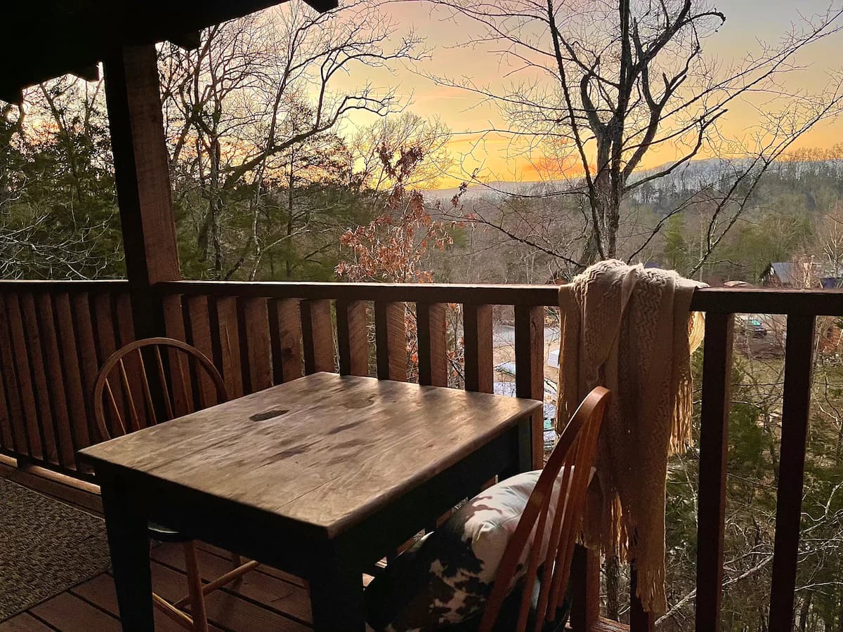 Sweethearts Saddle Honeymoon Cabin with Hot Tub photo 3