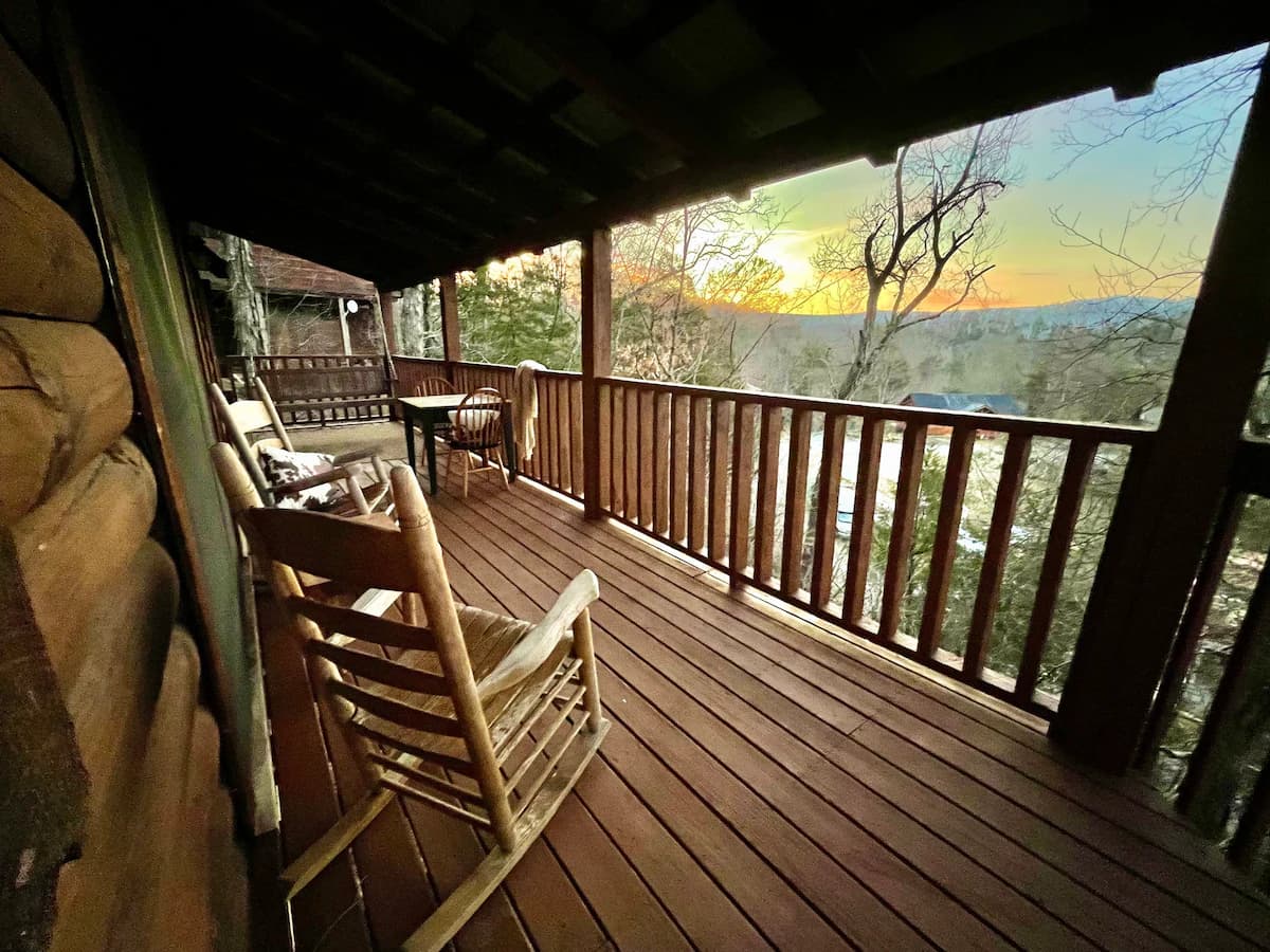 Sweethearts Saddle Honeymoon Cabin with Hot Tub